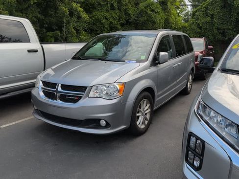 Used 2019 Dodge Grand Caravan SXT FWD image 3