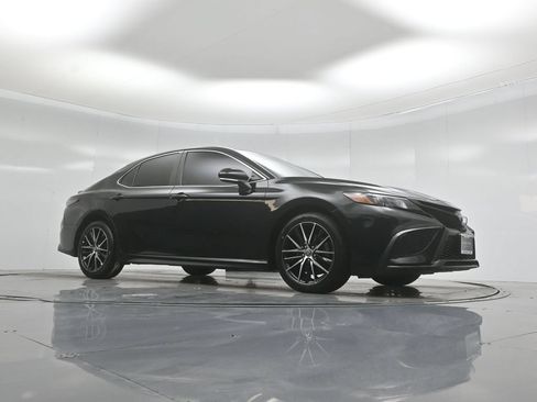 Used 2022 Toyota Camry SE FWD image 4