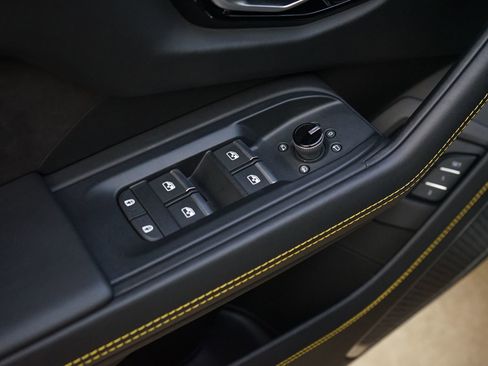 Used 2021 Lamborghini Urus AWD/4WD image 22