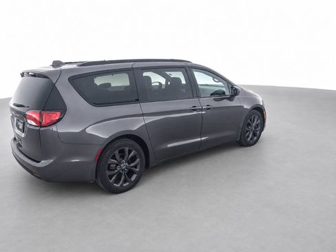 Used 2020 Chrysler Pacifica Touring-L Plus w/ S Appearance Package FWD image 5