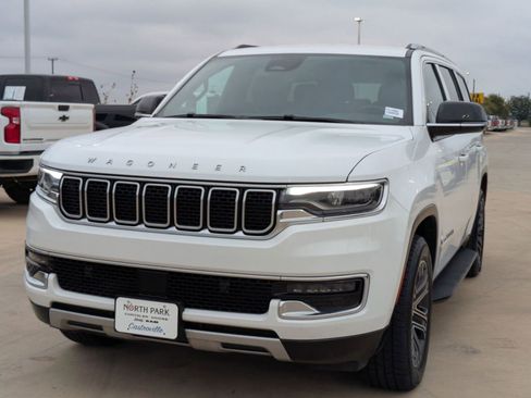 Used 2024 Jeep Wagoneer Series II w/ Flexible Seating Group image 7