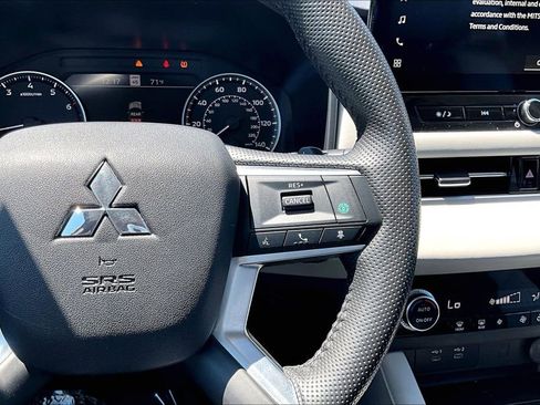 Used 2025 Mitsubishi Outlander SE AWD/4WD image 12