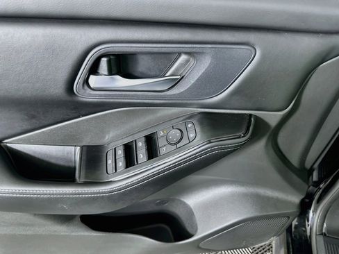 Used 2025 Nissan Rogue SV FWD image 15