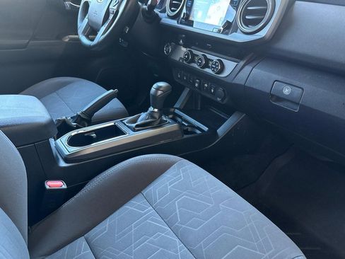 Used 2018 Toyota Tacoma TRD Off-Road w/ Technology Package image 32