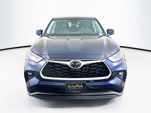 Used 2025 Toyota Highlander LE image 2