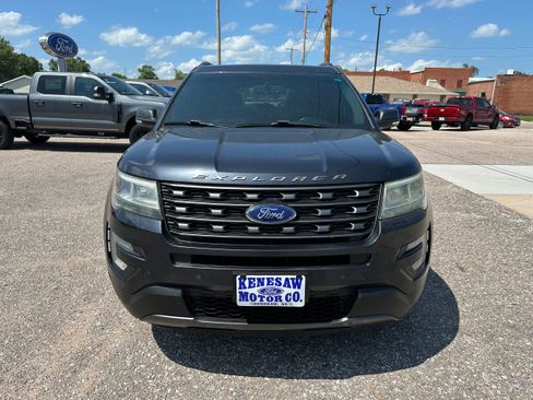 Used 2017 Ford Explorer XLT w/ Equipment Group 202A AWD/4WD image 2