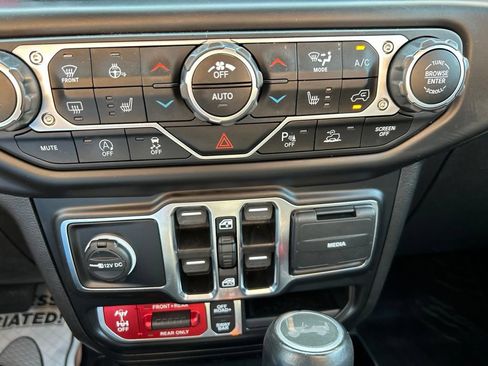 Used 2022 Jeep Wrangler Unlimited Rubicon w/ Cold Weather Group AWD/4WD image 17