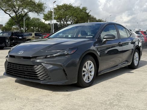 Used 2025 Toyota Camry LE image 10