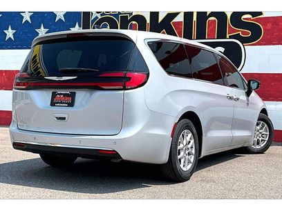 Used 2024 Chrysler Pacifica Touring-L