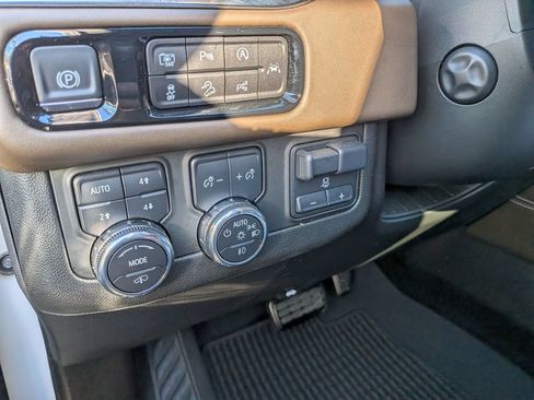 Used 2025 GMC Yukon Denali Ultimate AWD/4WD image 12