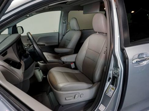 Used 2019 Toyota Sienna XLE Premium FWD image 10