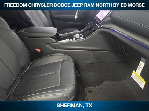 New 2025 Jeep Grand Cherokee Overland AWD/4WD image 9