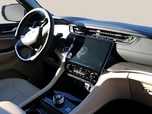 New 2025 Jeep Grand Cherokee Limited image 19