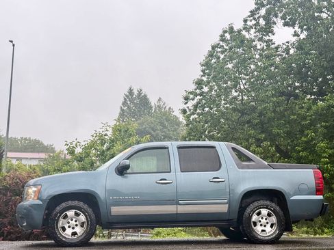 Used 2009 Chevrolet Avalanche LS AWD/4WD image 2