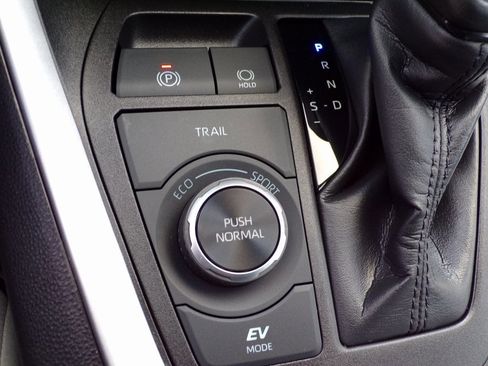 Used 2022 Toyota RAV4 XLE image 22