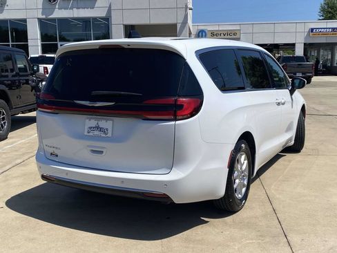 Used 2023 Chrysler Pacifica Touring-L FWD image 42