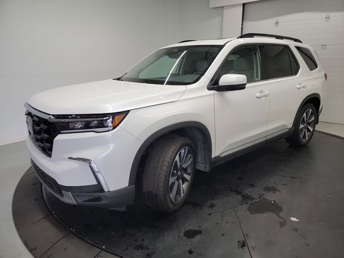 Used 2025 Honda Pilot Touring image 3