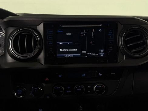 Used 2017 Toyota Tacoma TRD Sport AWD/4WD image 18