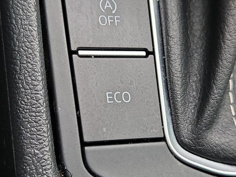 Used 2023 Volkswagen Jetta SE w/ Panoramic Sunroof Package image 25