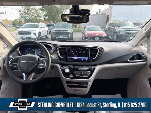 Used 2024 Chrysler Pacifica Touring-L FWD image 9