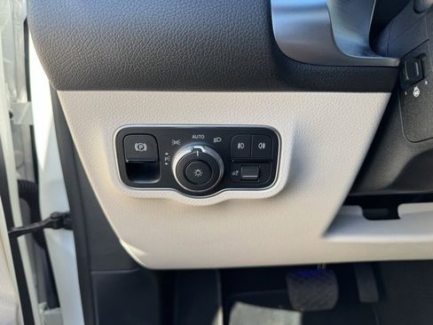 Used 2026 Mercedes-Benz GLB 250 4MATIC image 23