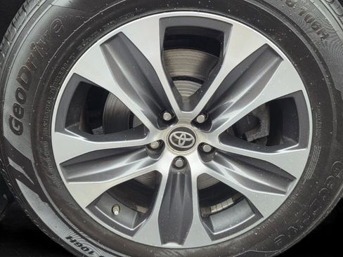 Used 2020 Toyota Highlander XLE image 30