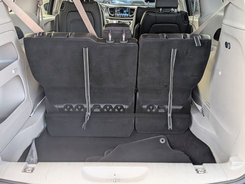 Used 2024 Chrysler Pacifica Touring-L image 34