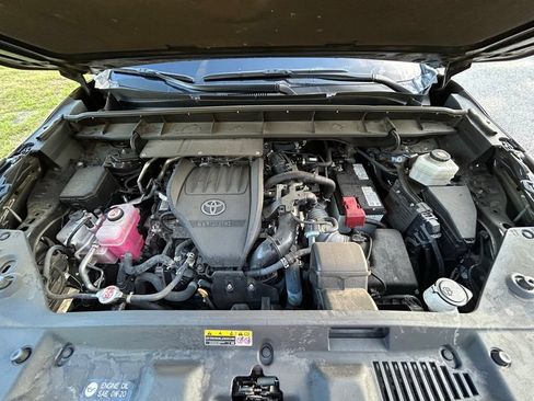 Used 2023 Toyota Highlander XLE AWD/4WD image 12