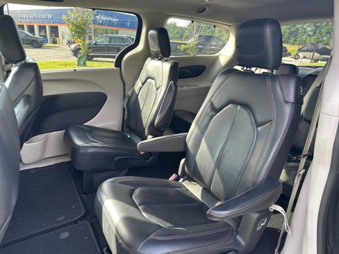 Used 2019 Chrysler Pacifica Touring-L FWD image 7
