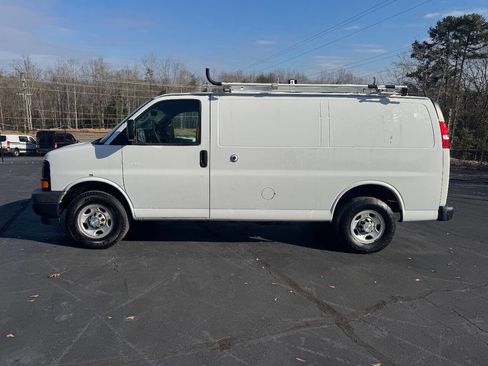 Used 2017 Chevrolet Express 2500 image 2