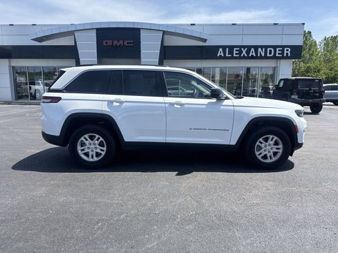 Used 2023 Jeep Grand Cherokee Laredo AWD/4WD image 2