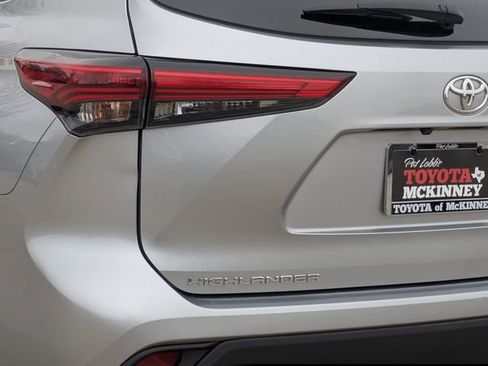 Used 2023 Toyota Highlander LE image 9