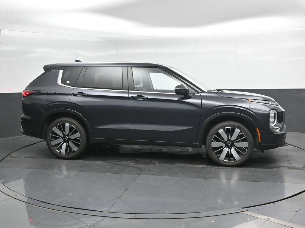 Used 2025 Mitsubishi Outlander SE AWD/4WD image 4
