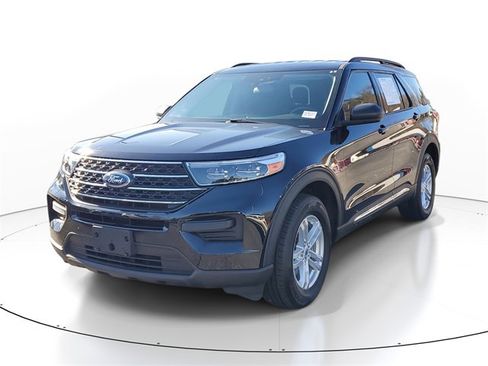Used 2023 Ford Explorer XLT image 3