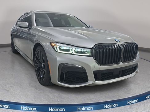 Used 2022 BMW 740i w/ M Sport Package image 4
