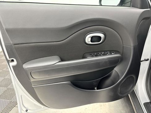 Used 2016 Kia Soul + image 26