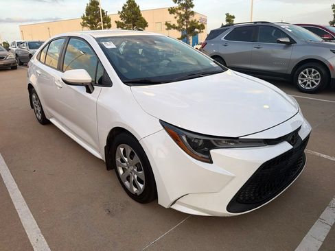 Used 2020 Toyota Corolla LE FWD image 2