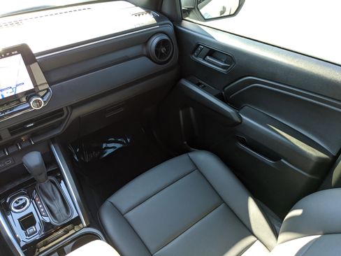 Used 2025 Chevrolet Colorado W/T image 19