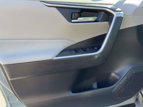 Used 2022 Toyota RAV4 XLE Premium image 12