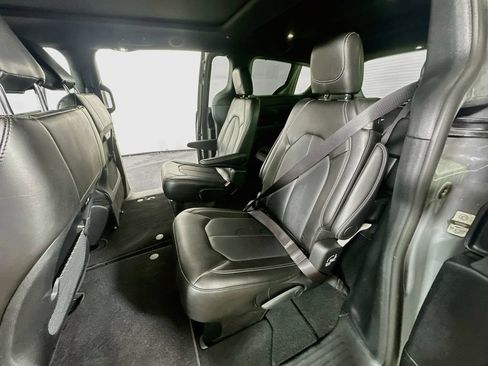 Used 2025 Chrysler Pacifica Select FWD image 15
