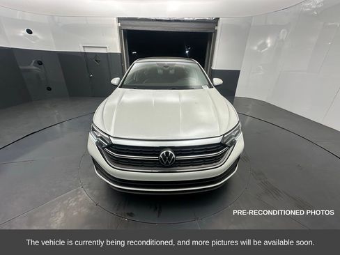 Used 2024 Volkswagen Jetta SE w/ Panoramic Sunroof Package image 9