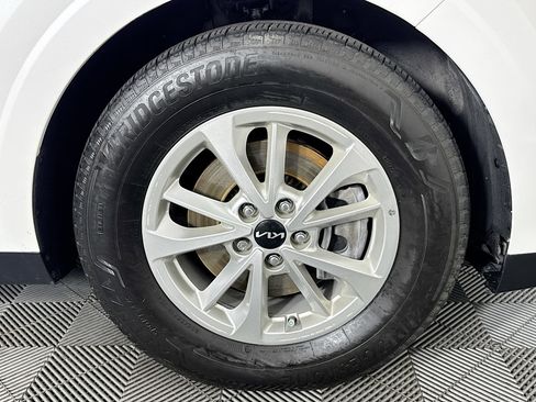 Used 2024 Kia Carnival LX image 31