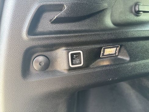 Used 2023 Jeep Grand Cherokee L Limited w/ Luxury Tech Group II image 18