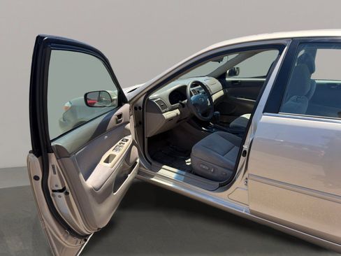 Used 2004 Toyota Camry LE FWD image 9