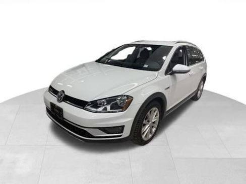 Used 2017 Volkswagen Golf Alltrack S image 1
