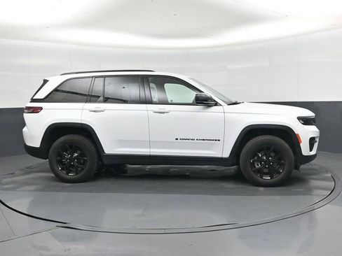 Used 2025 Jeep Grand Cherokee Altitude AWD/4WD image 2