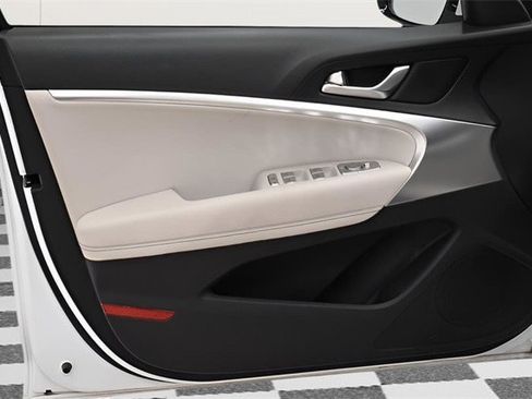 Used 2025 Genesis G70 2.5T image 22