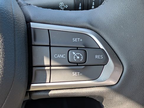 Used 2025 Jeep Compass Latitude w/ Convenience Group AWD/4WD image 26