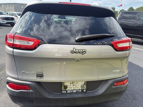 Used 2017 Jeep Cherokee Latitude w/ Cold Weather Group AWD/4WD image 5