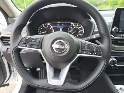 Used 2025 Nissan Altima 2.5 SV FWD image 14